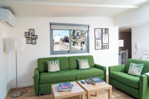 Firemannsrom – superior | Oppholdsområde | En 20-tommers LCD-TV med Parabol-TV samt TV og filmkjøp