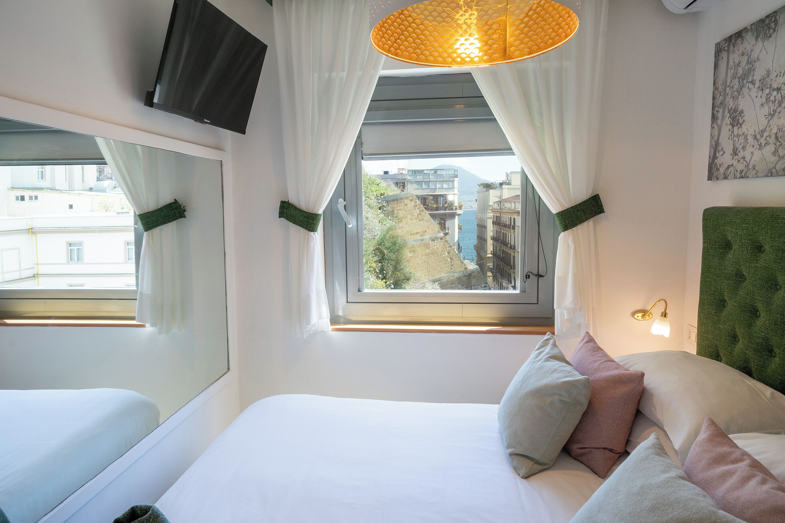 高级四人房 | 羽绒被、迷你吧、客房内保险箱、办公桌