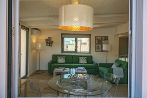 Firemannsrom – superior | Oppholdsområde | En 20-tommers LCD-TV med Parabol-TV samt TV og filmkjøp