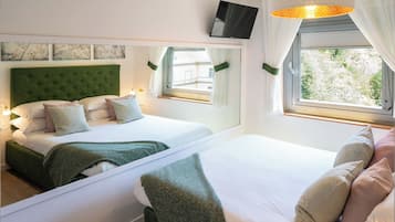 Chambre Quadruple Supérieure | Couette en duvet d'oie, minibar, coffres-forts dans les chambres, bureau