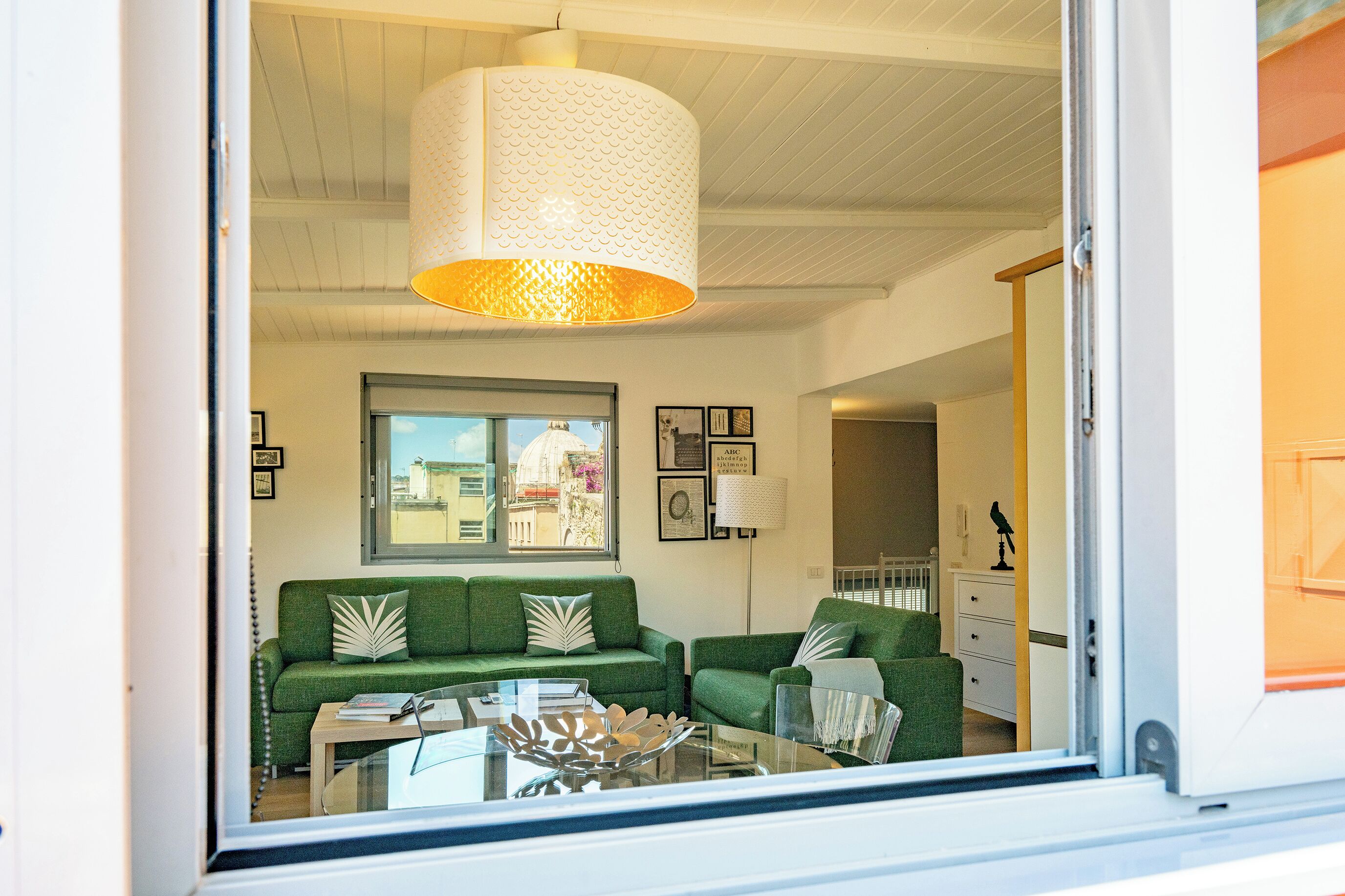 高级四人房 | 起居区 | 20-英寸液晶电视（配备卫星频道）、电视、收费电影