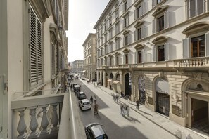 A street view of a historic building with multiple storefronts, including a Prada store. - Il Salotto di Firenze (Florence)