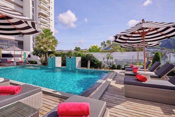 2 Außenpools, geöffnet von 08:00 Uhr bis 20:00 Uhr, Sonnenschirme