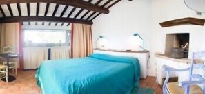 Double Room | Meja, seterika/papan seterika, katil lipat simpan/tambahan