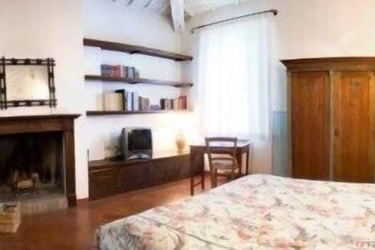 Comfort Double Room | Meja, seterika/papan seterika, katil lipat simpan/tambahan