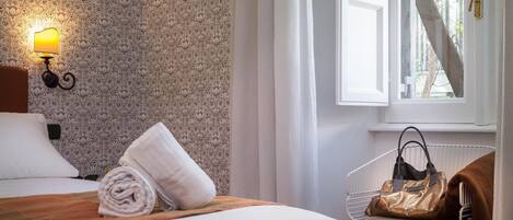 高級寝具、羽毛の掛け布団、ミニバー、セーフティボックス (室内)