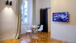 Televisi LCD 32-inci dengan saluran TV digital, TV, dan film berbayar