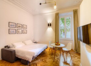 Luxe beddengoed, donsdekens, een minibar, een kluis op de kamer