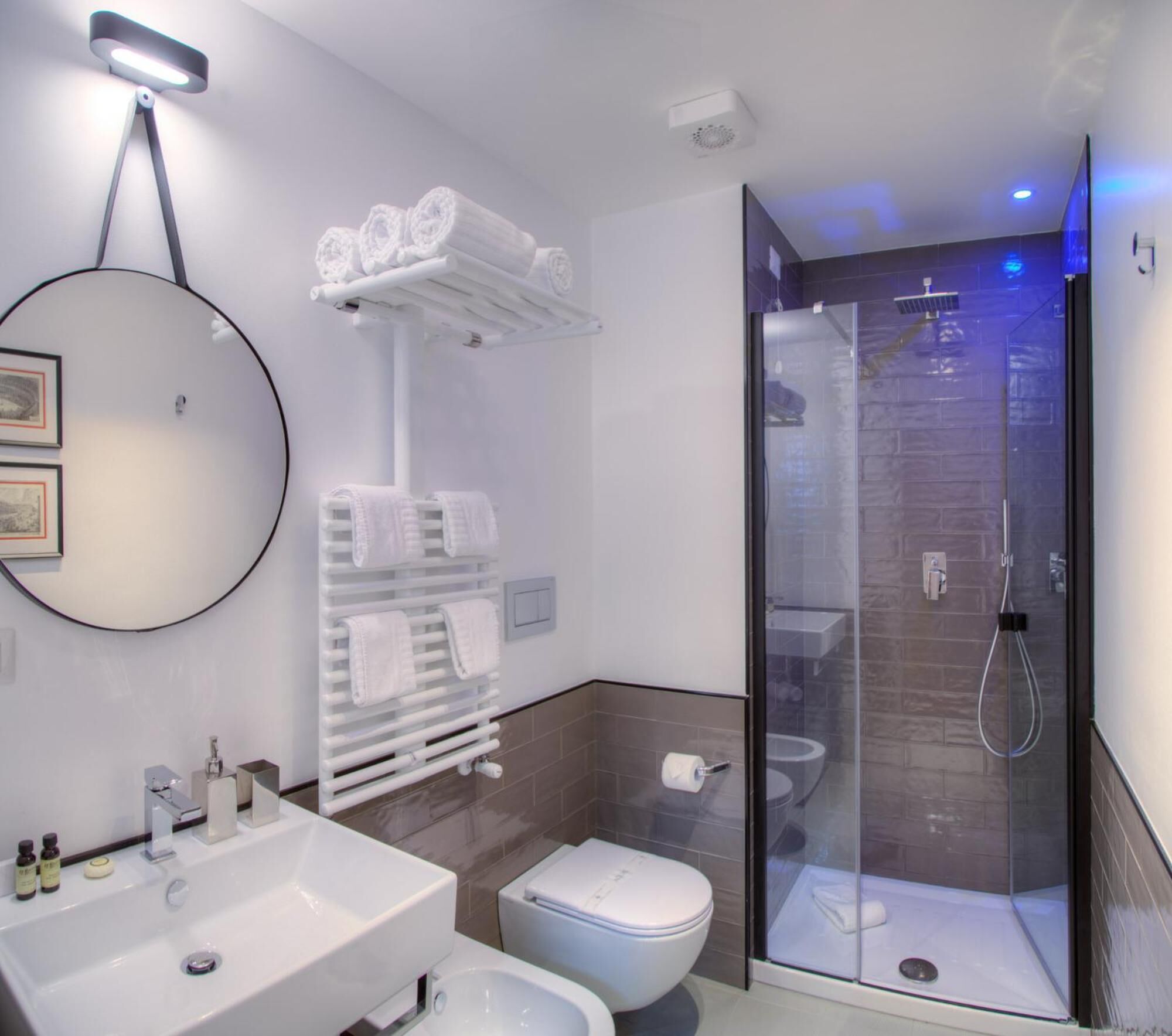 Designertoiletartikler, hårtørrer, bidet, håndklæder