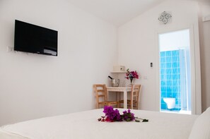 Minibar, in-room safe, desk, blackout curtains - Métà hotel (Santa Teresa di Gallura)