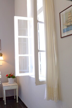 Coffres-forts dans les chambres, fer et planche à repasser