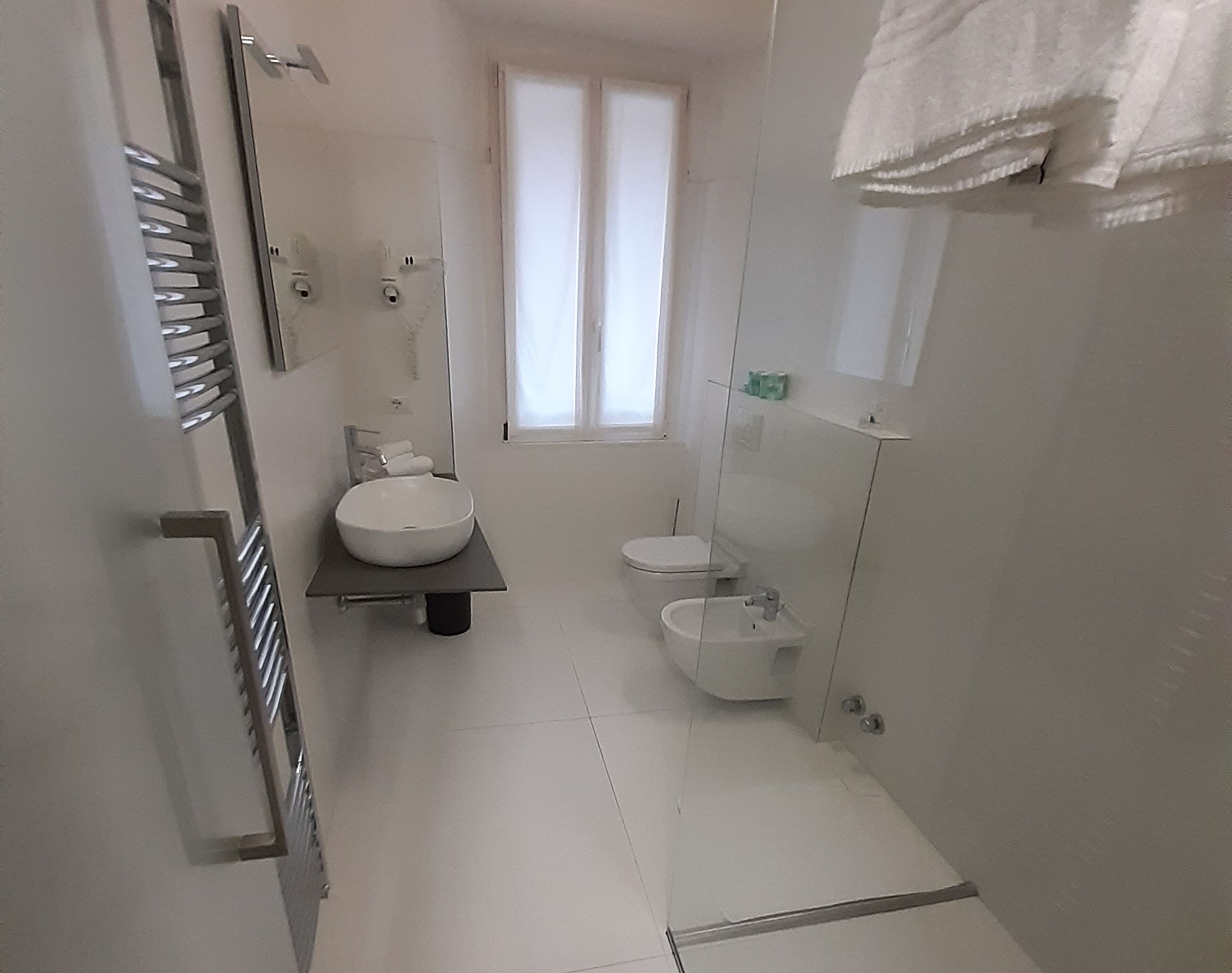 standard double room | bathroom | shower, free toiletries, hair dryer, bidet