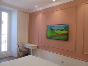 In-room safe, individually decorated, desk, laptop workspace - Hotel Borgovico (Como)