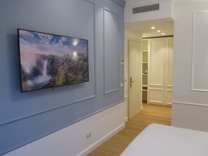 Superior tweepersoonskamer | Een kluis op de kamer, individueel gedecoreerd, een bureau