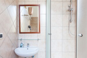 Triple Room | Bathroom | Rainfall showerhead, hair dryer, bidet, towels