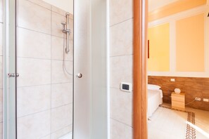 Habitación triple | Baño | Cabezal de ducha tipo lluvia, secador de pelo, bidé y toallas
