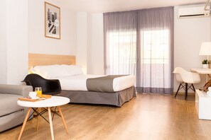 Schreibtisch, schallisolierte Zimmer, Bügeleisen/Bügelbrett