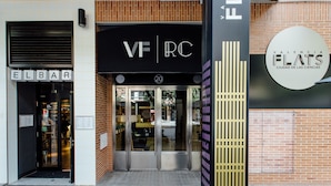 A storefront with a sign reading "VF RC" and another sign for "Valencia Flats." - Rooms Ciencias (Valencia)