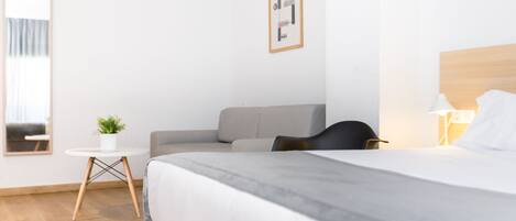 Bureau, chambres insonorisées, fer et planche à repasser