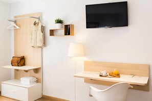 Escritorio, insonorización y tabla de planchar con plancha 