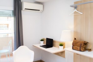 Habitación triple, balcón | Escritorio, insonorización y tabla de planchar con plancha 