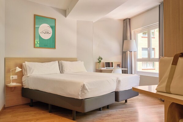 Habitación con 2 camas individuales | Escritorio, insonorización y tabla de planchar con plancha 