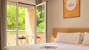 Bureau, chambres insonorisées, fer et planche à repasser