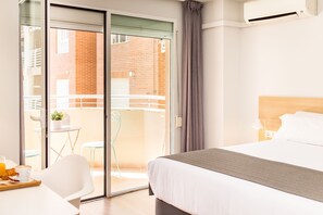 Una scrivania, insonorizzazione, ferro/asse da stiro