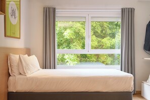 Schreibtisch, schallisolierte Zimmer, Bügeleisen/Bügelbrett