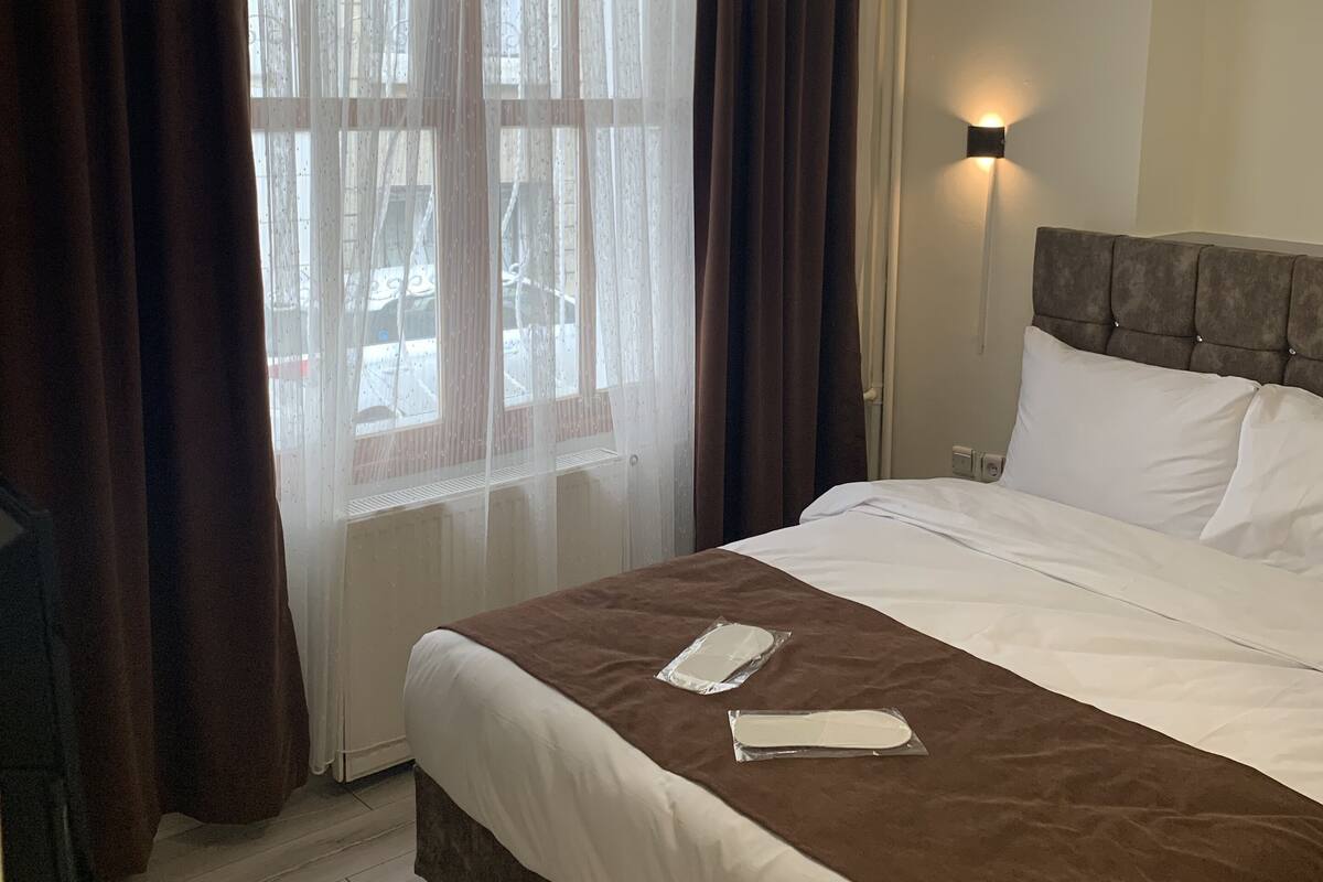 Minibar, laptop workspace, soundproofing, WiFi (free)