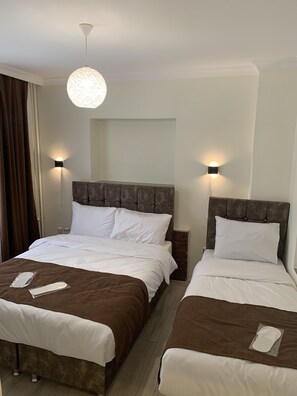 Minibar, laptopgeeigneter Arbeitsplatz, schallisolierte Zimmer