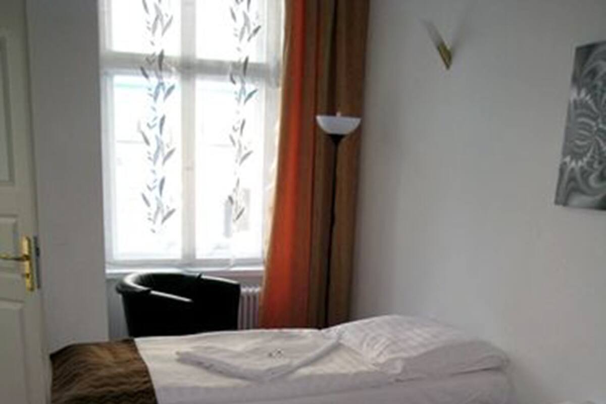 Ropa de cama hipoalergénica, escritorio y sistema de insonorización 