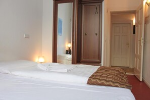 Hypo-allergenic bedding, desk, soundproofing, iron/ironing board - Hotel Amelie Berlin (Berlin)