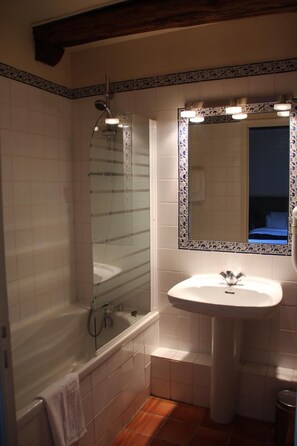 Combined shower/bathtub, free toiletries, hair dryer, towels