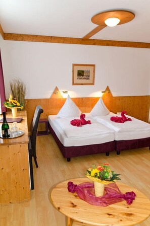 Comfort Double Room | Select Comfort beds, in-room safe, desk, soundproofing - Hotel Die Tanne (Goslar)