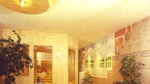 Eine Küche mit Holztischplatte, Spüle und Essbereich mit Stühlen.