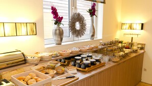 Ein reichhaltiges Buffet mit verschiedenen Speisen und Geschirr.