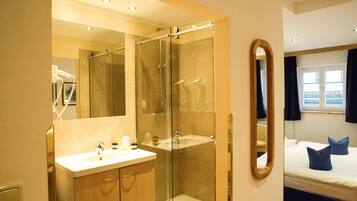 Single Room | Bathroom | Shower, hair dryer, towels