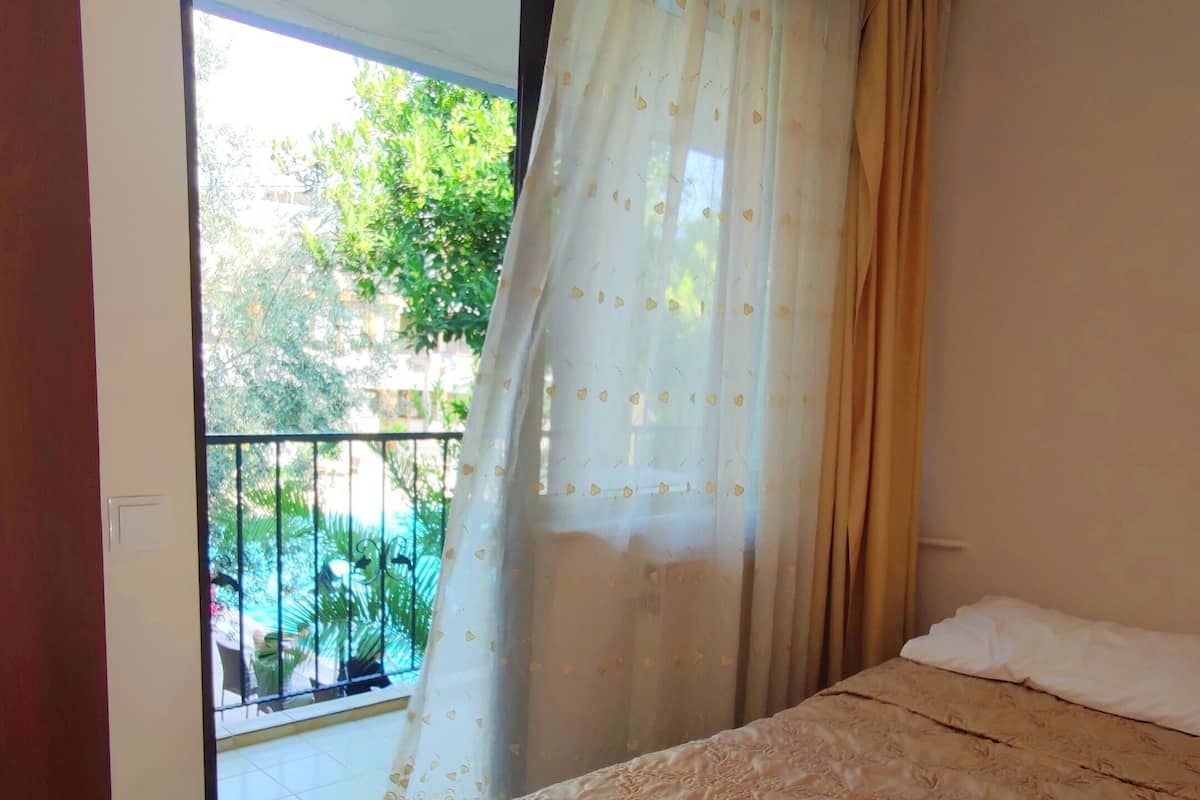 Bộ đồ giường cao cấp, trang bị nội thất với thiết kế riêng biệt, bàn