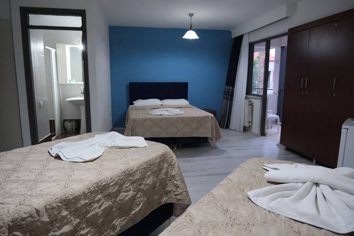 Standaard vierpersoonskamer | Luxe beddengoed, individueel gemeubileerd, een bureau