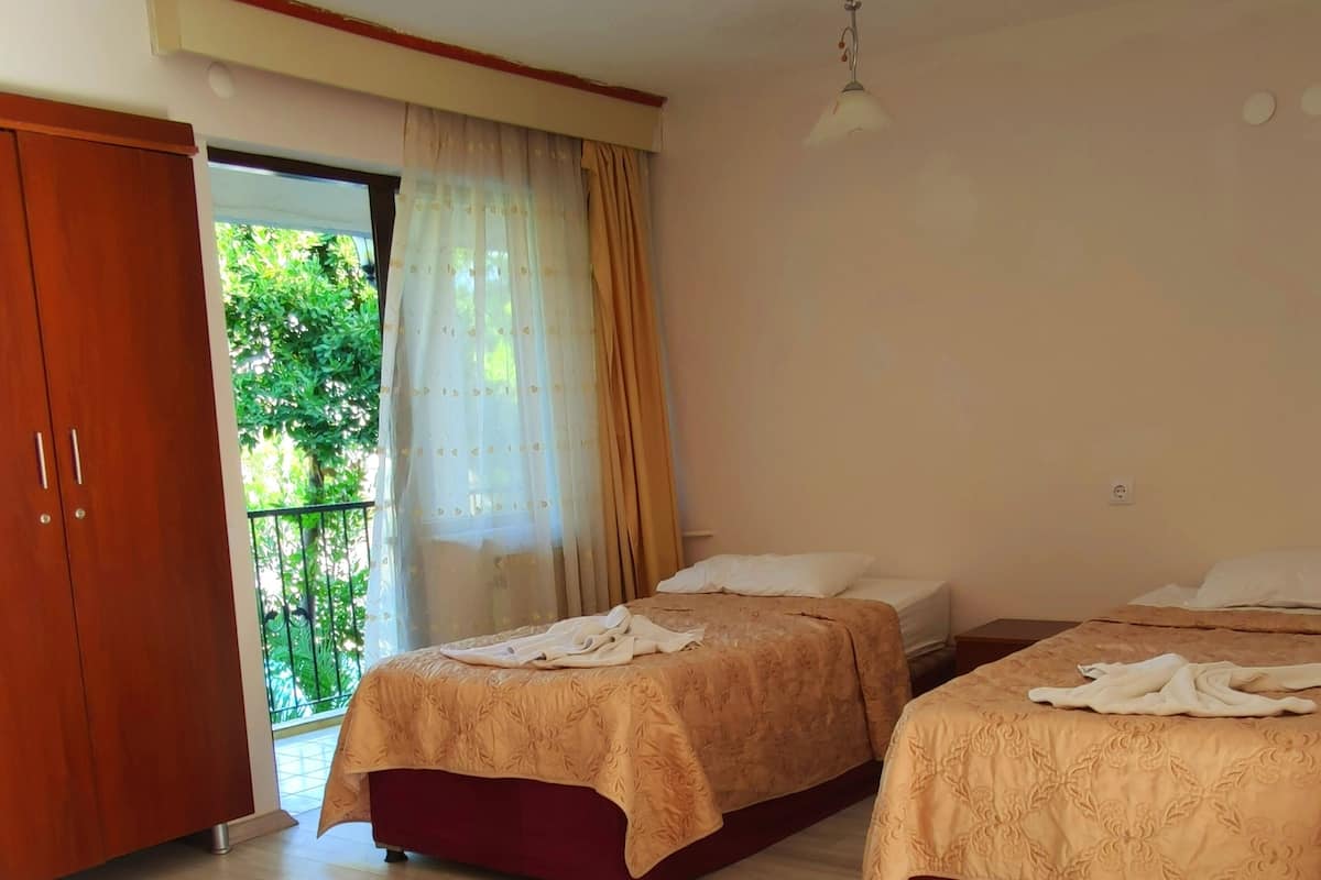 Bộ đồ giường cao cấp, trang bị nội thất với thiết kế riêng biệt, bàn