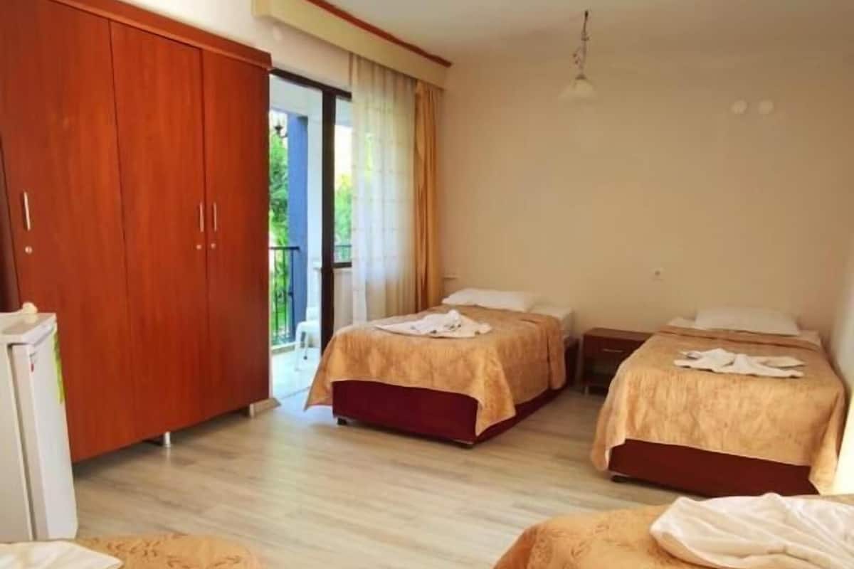 Bộ đồ giường cao cấp, trang bị nội thất với thiết kế riêng biệt, bàn