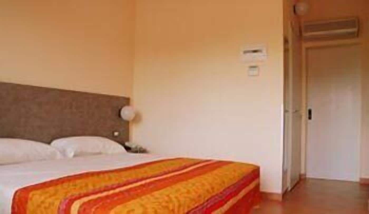 Peti besi dalam bilik, meja, Wi-fi percuma, cadar katil 