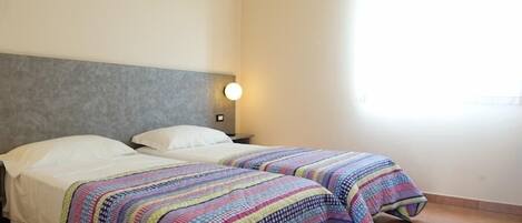 Coffre-fort, bureau, espace de travail pour ordinateurs portables