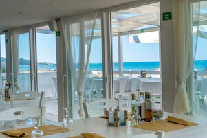 Se sirven desayunos, almuerzos y cenas; cocina local; con vista al mar