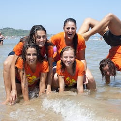 Sulla spiaggia, cabine (a pagamento), lettini da mare, ombrelloni