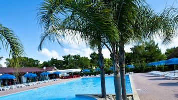 Piscine extérieure (ouverte en saison), parasols de plage