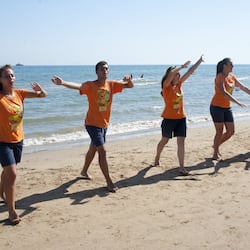 Sulla spiaggia, cabine (a pagamento), lettini da mare, ombrelloni
