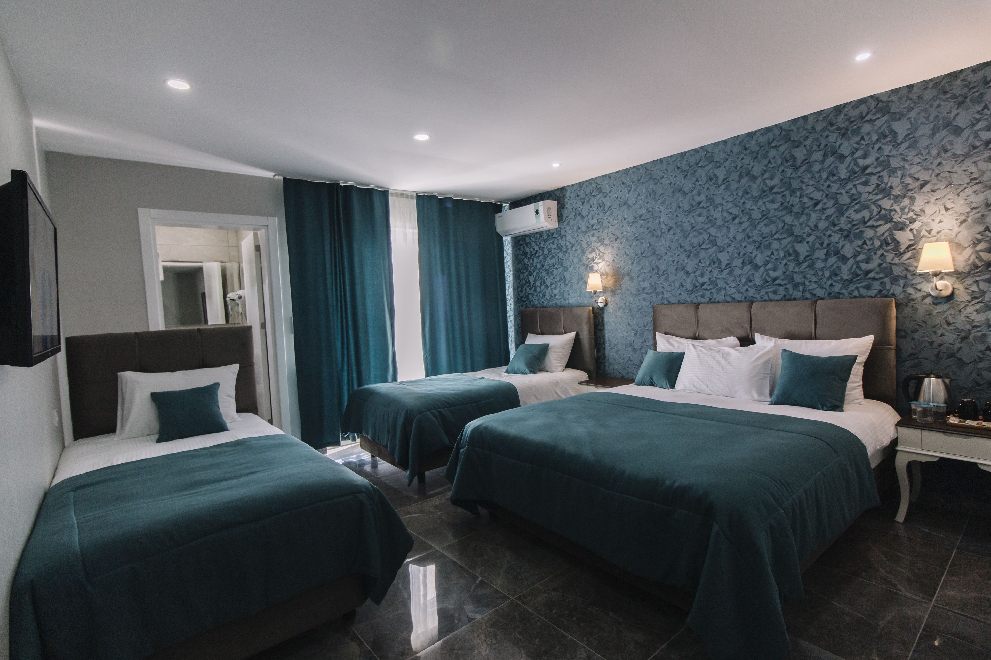 四人房 | 房內夾萬、隔音、摺床/加床 (收費)、免費 Wi-Fi