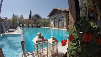 Piscine extérieure (ouverte en saison), parasols de plage